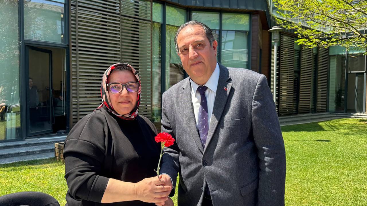 Özel gereksinimli bireylerin annelerine anneler günü sürprizi