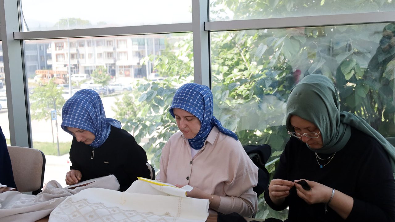 SAMEK kurslarında yıl sonu heyecanı Geyve’de başlıyor