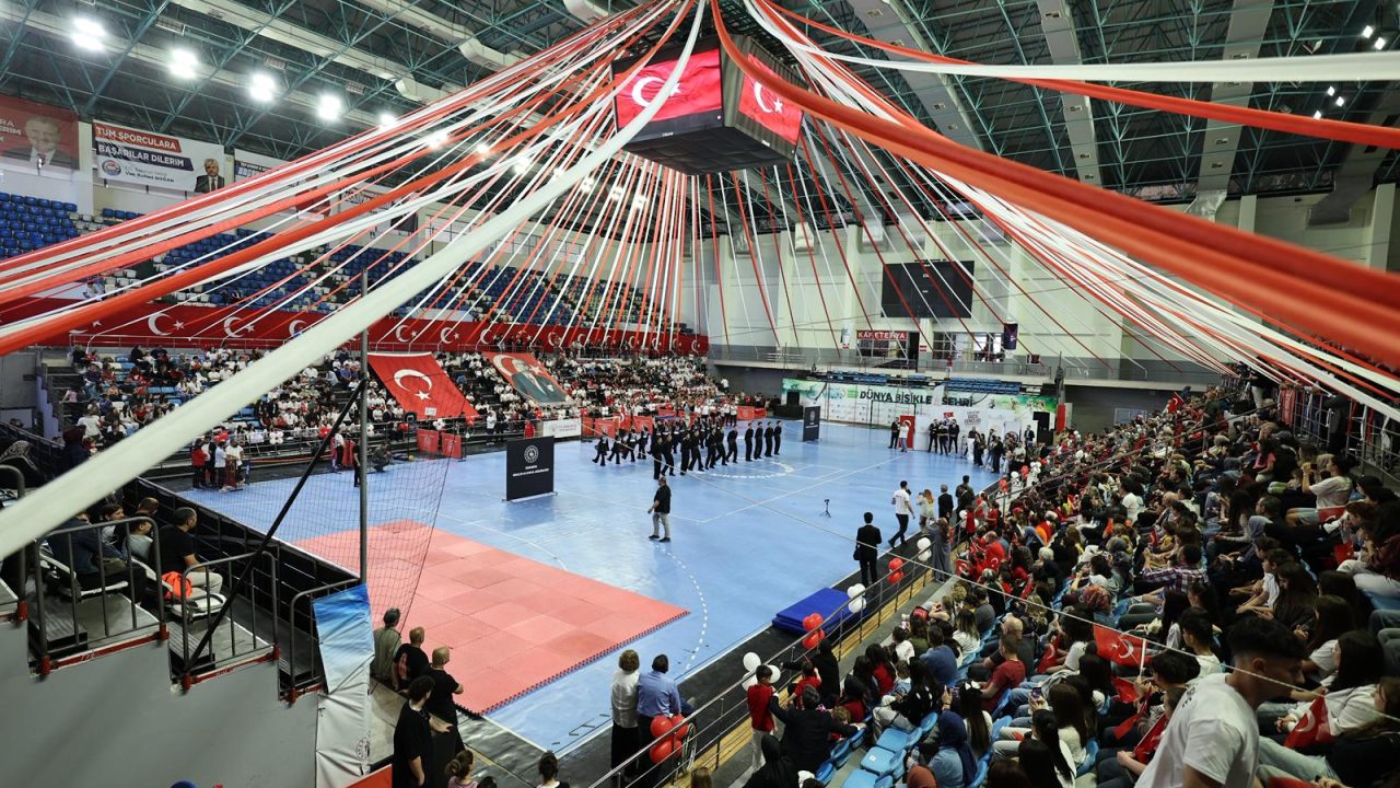 “Gençlerimizin yanında oluyor, onların sporla, sanatla ve eğitimle iç içe büyümesi için gereken desteği sunuyoruz”
