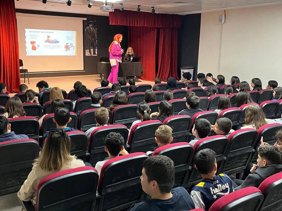 Büyükşehir’den öğrencilere “Dijital Denge” semineri