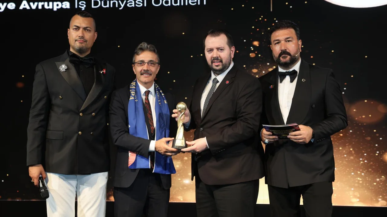 BAŞKAN ŞENOL DİNÇ’E HİZMET BAŞARI ÖDÜLÜ