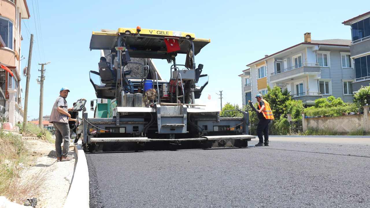 Büyükşehir Karasu’da sahil trafiğini rahatlatacak caddede asfalt çalışmalarına başladı