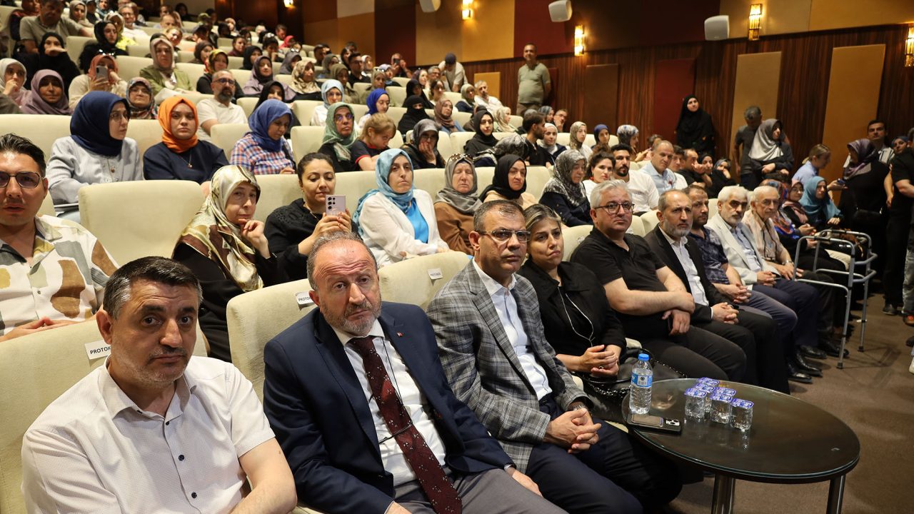AKM’de dolu salonda konuşan Prof. Dr. Tarhan: “Empati ve anlayış büyük önem taşıyor”