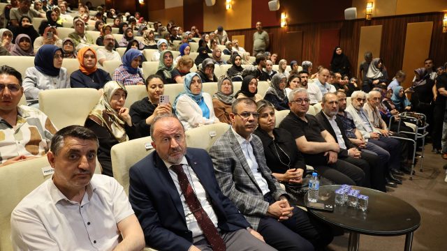 AKM’de dolu salonda konuşan Prof. Dr. Tarhan: “Empati ve anlayış büyük önem taşıyor”