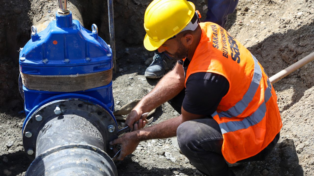 Arifiye’nin 12 kilometrelik dev altyapı projesi kısa sürede yüzde 50 seviyesine geldi