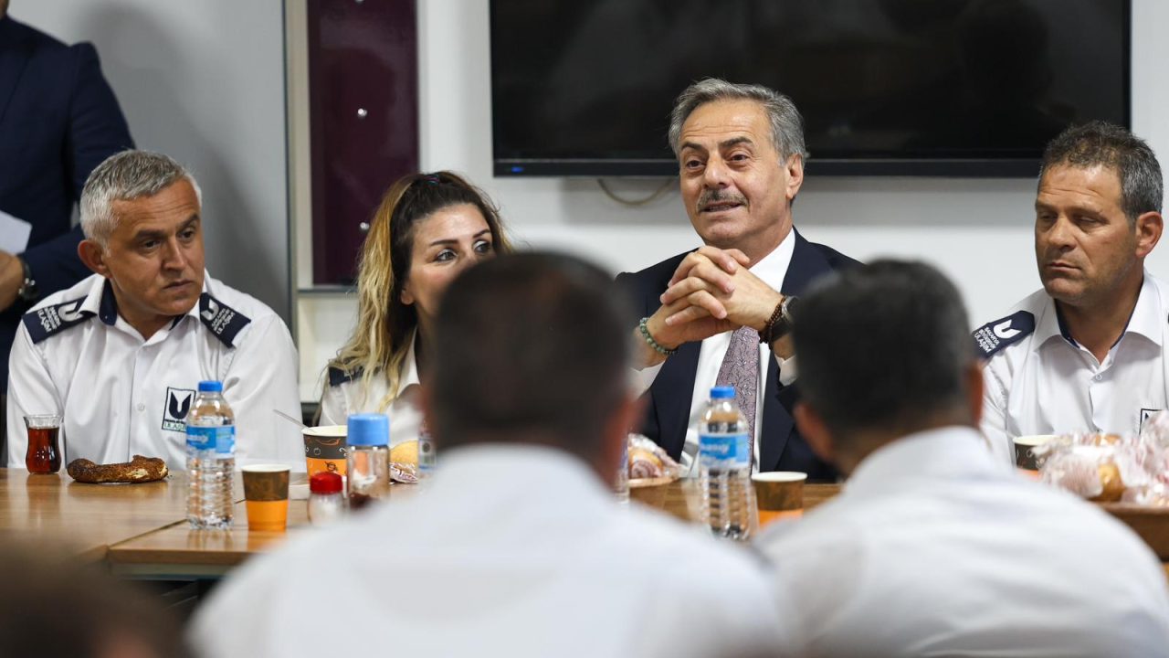 Başkan Alemdar gün aydınlanırken şoförlerle buluştu: “Hiçbir vatandaşımızı yolda bırakmadınız”