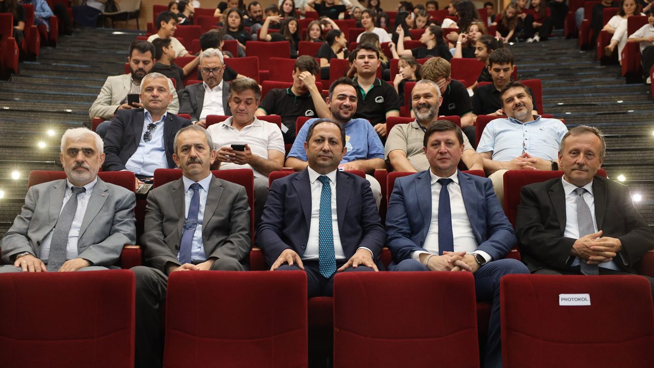 Sakarya’da öğrenciler ayrışan her atıkla geleceğe umut taşıdı