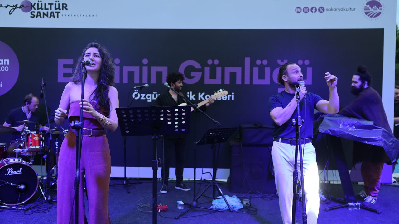 Ezginin Günlüğü konseriyle Millet Bahçesi’nde müzik şöleni yaşandı