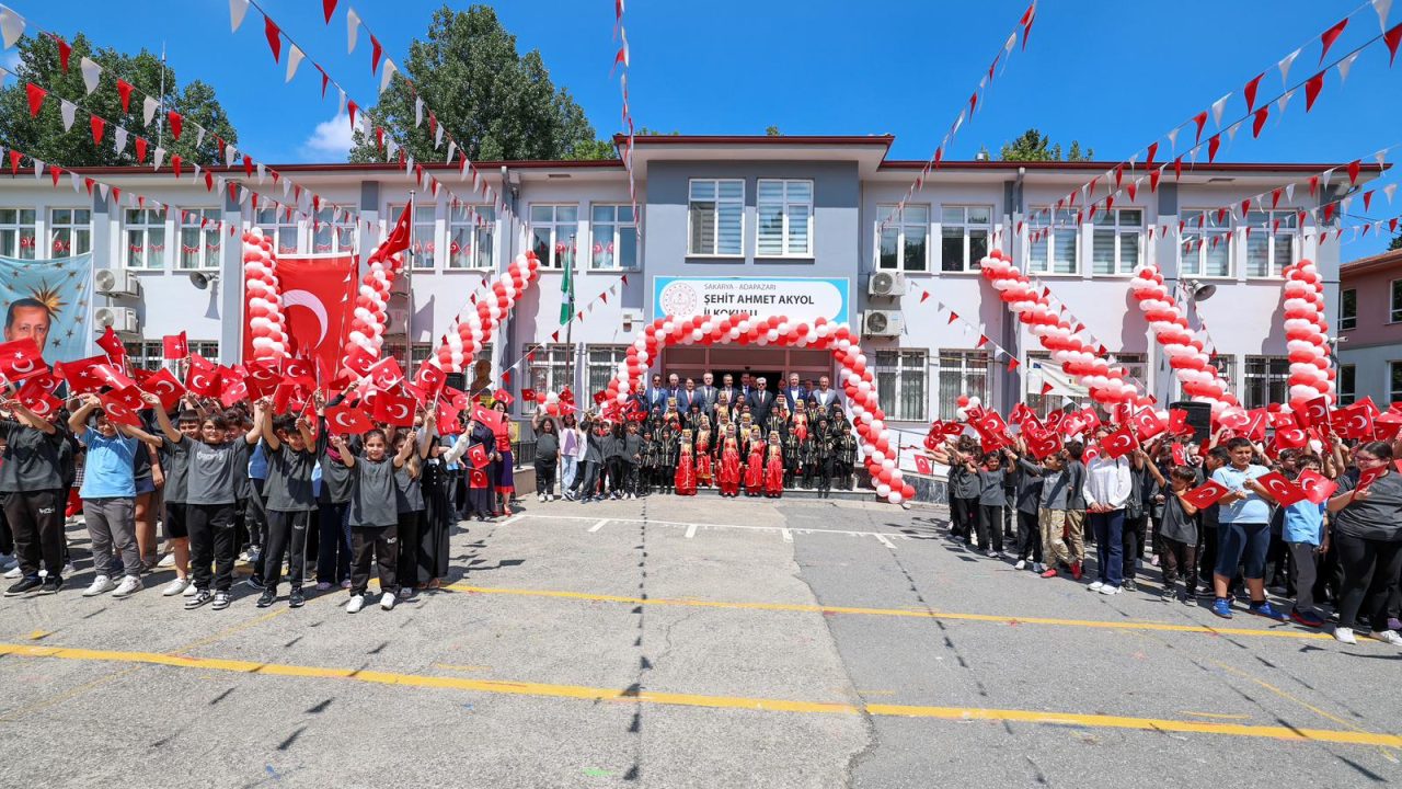 Yusuf Alemdar miniklerin karne heyecanına ortak oldu: “Geleceğin güçlü Türkiye’si için en büyük hazinemizsiniz”