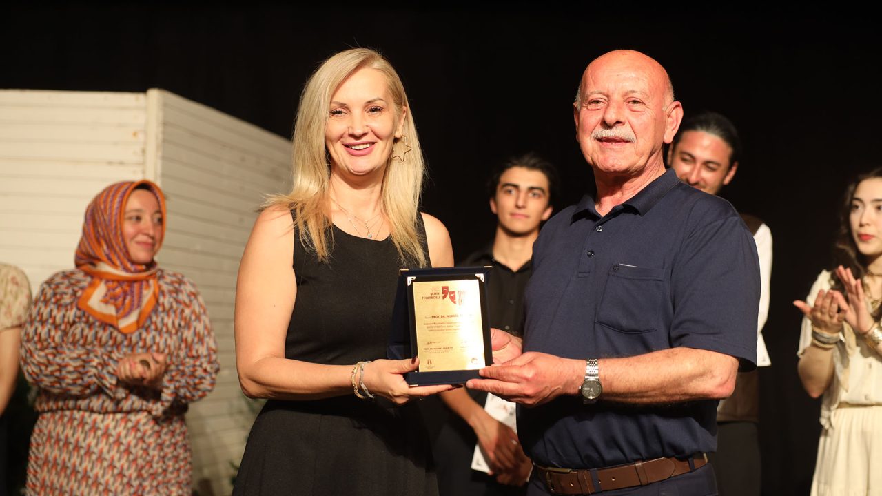 Genç Sahne’den alkış alan final: 6 aylık emek “Kapılar” ile sahneye taşındı