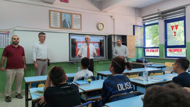 Akyazı İlçe Millî Eğitim Müdürümüz Hasan Can, Hayrat Vakfı tarafından düzenlenen Yaz Okulunu ziyaret ederek öğretmenlerimiz ve öğrencilerimizle bir araya geldi.