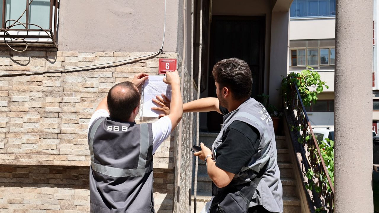 Riskli yapıların boşaltılması için tebligatlar asılıyor