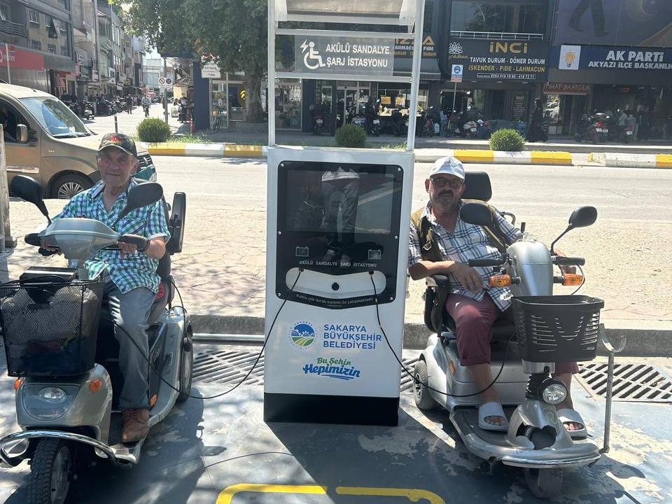 Büyükşehir, Akyazı’da engelli araç şarj istasyonunu hizmete açtı