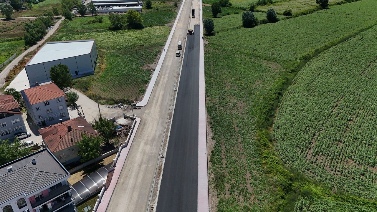 Büyükşehir Yazlık Kavşağı’nın trafik yükünü alacak duble yolda asfalt çalışmasına başladı