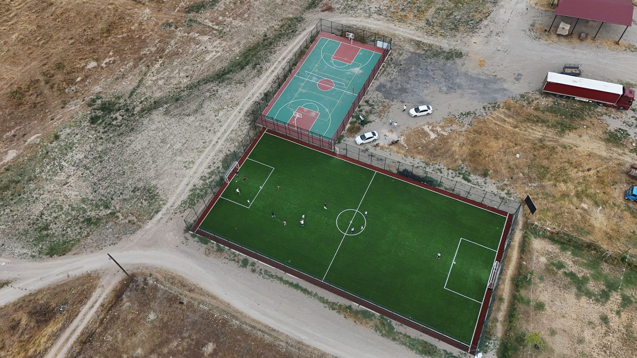 Okullar tatil oldu, Bayatlı gençler sahaya koştu
