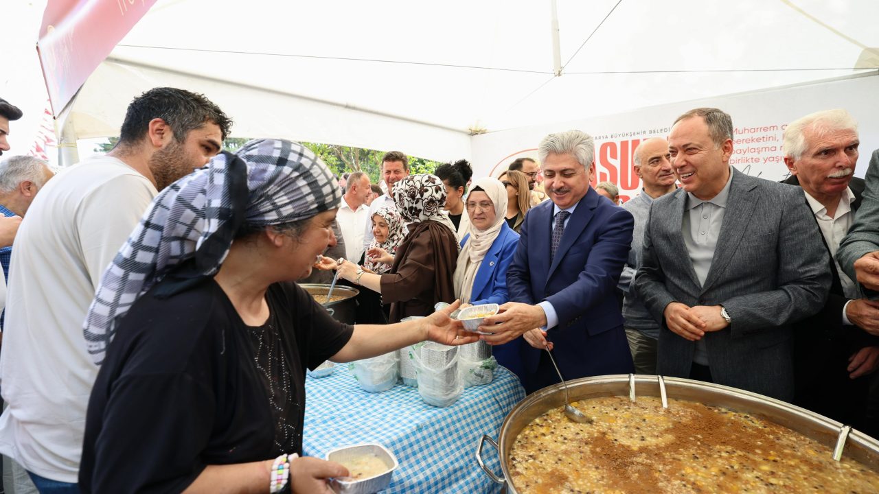 Muharrem ayının bereketi Büyükşehir’in aşure ikramıyla paylaşıldı