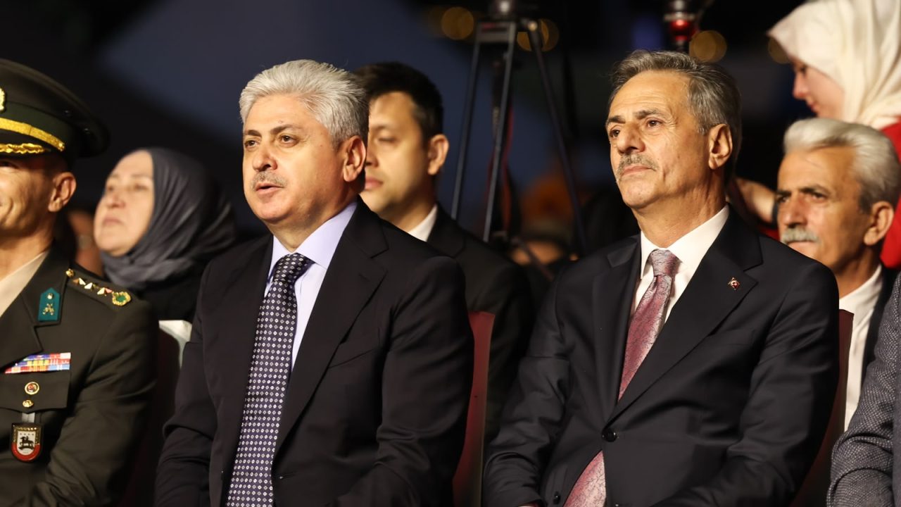 “Milletimiz uğruna can verilen vatanı darbecilere teslim etmedi, hiçbir zaman etmeyecek”