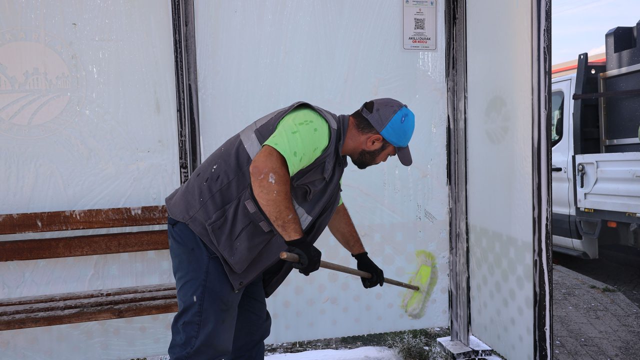 Büyükşehir ekipleri 16 ilçede durakları tek tek temizliyor