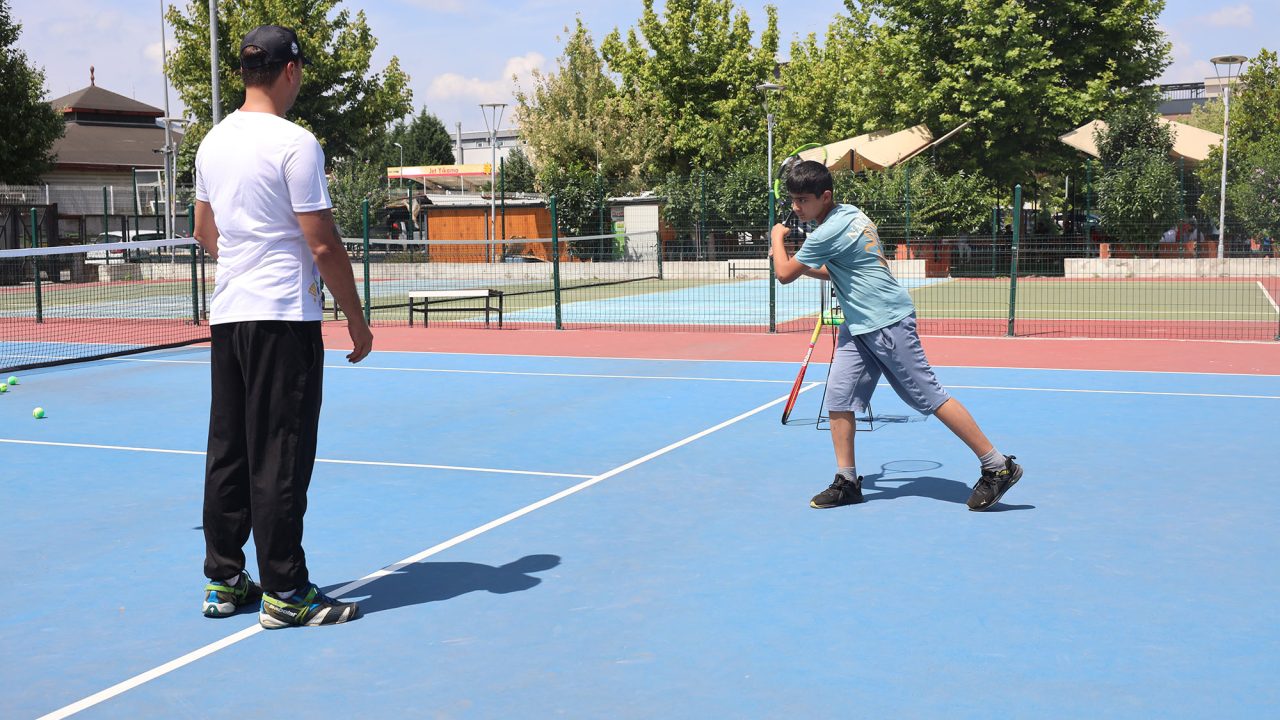 Çocuklar yaz tatilinde kortlarda buluştu