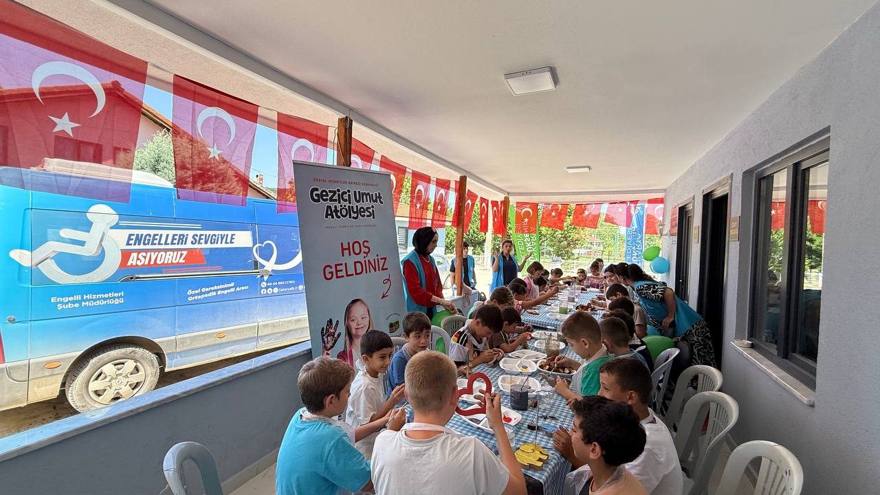 Büyükşehir’in Gezici Umut Atölyesi mahalle mahalle gönüllere dokunuyor