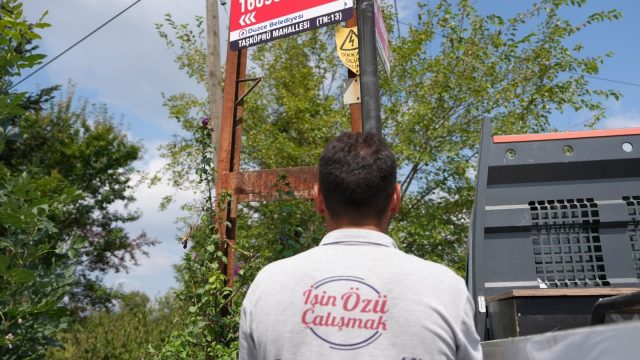 TAŞKÖPRÜ MAHALLESİ’NDE SOKAK TABELALARI TAMAMLANIYOR