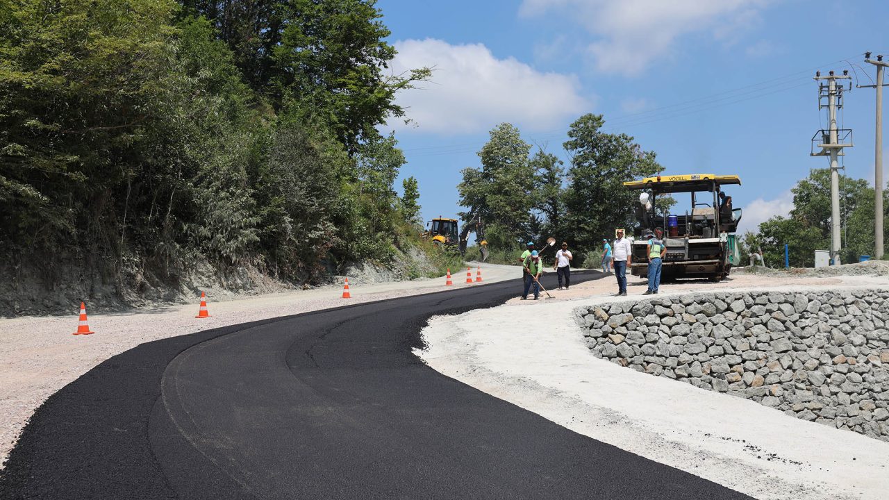 Büyükşehir, Sapanca’da heyelan riskine karşı yolu güçlendirdi, ulaşımı yeniledi