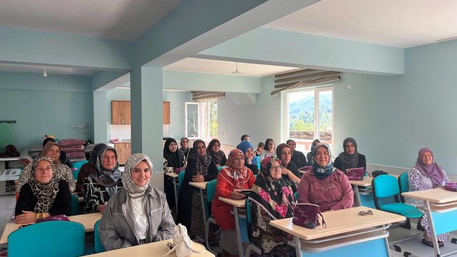 Büyükşehir’in “Kadın Kadına” buluşmaları Akyazı’da devam etti
