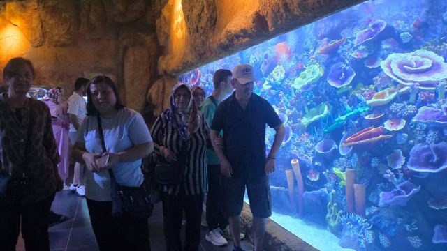 Büyükşehir’den özel gereksinimli bireylere renkli akvaryum gezisi