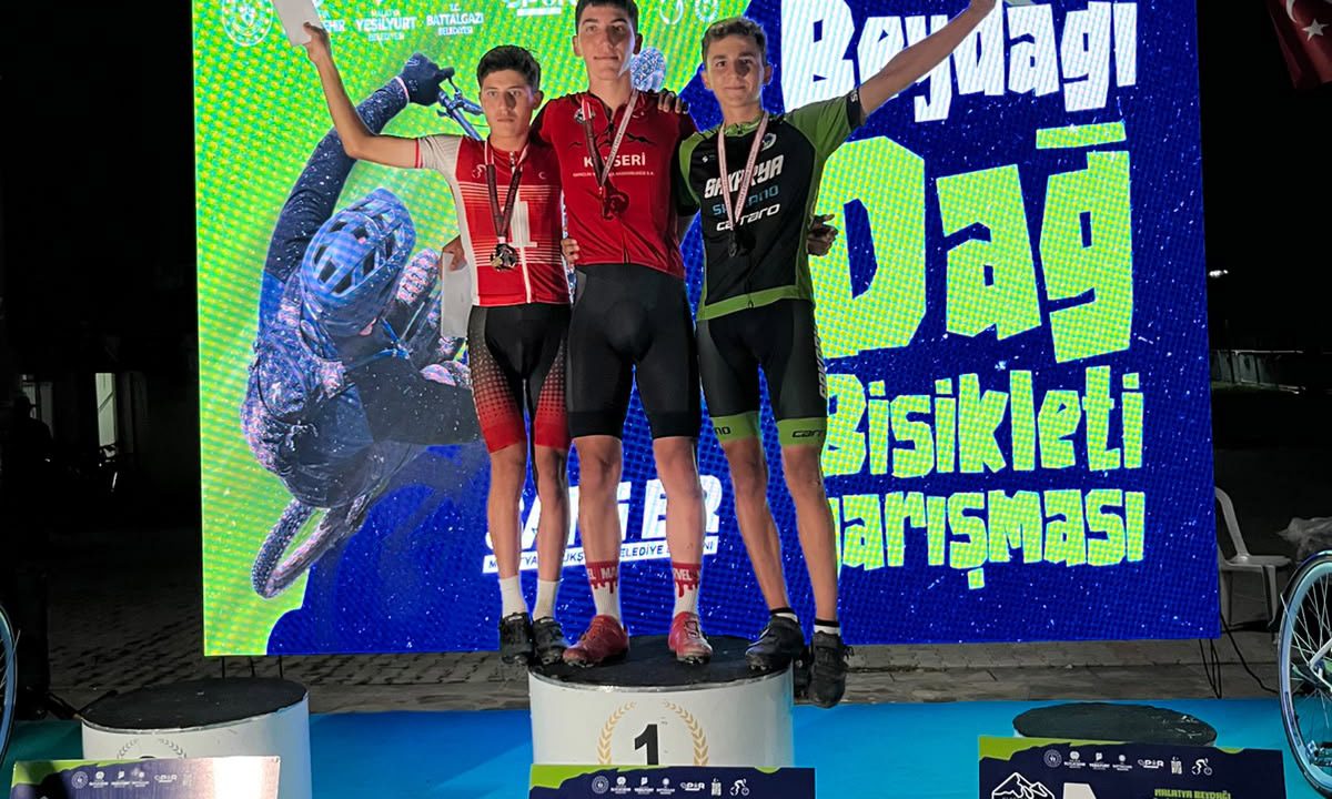 Büyükşehir’in genç pedalları Türkiye Şampiyonası’nda kürsüde