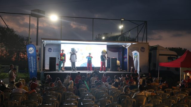 Mutluluk Tırı Sapanca’da çocukların yüzünü güldürdü