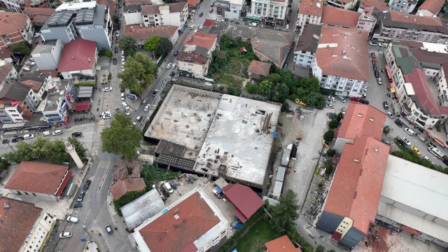 Sapanca Meydanı ve spor salonu projeleri hızla ilerliyor