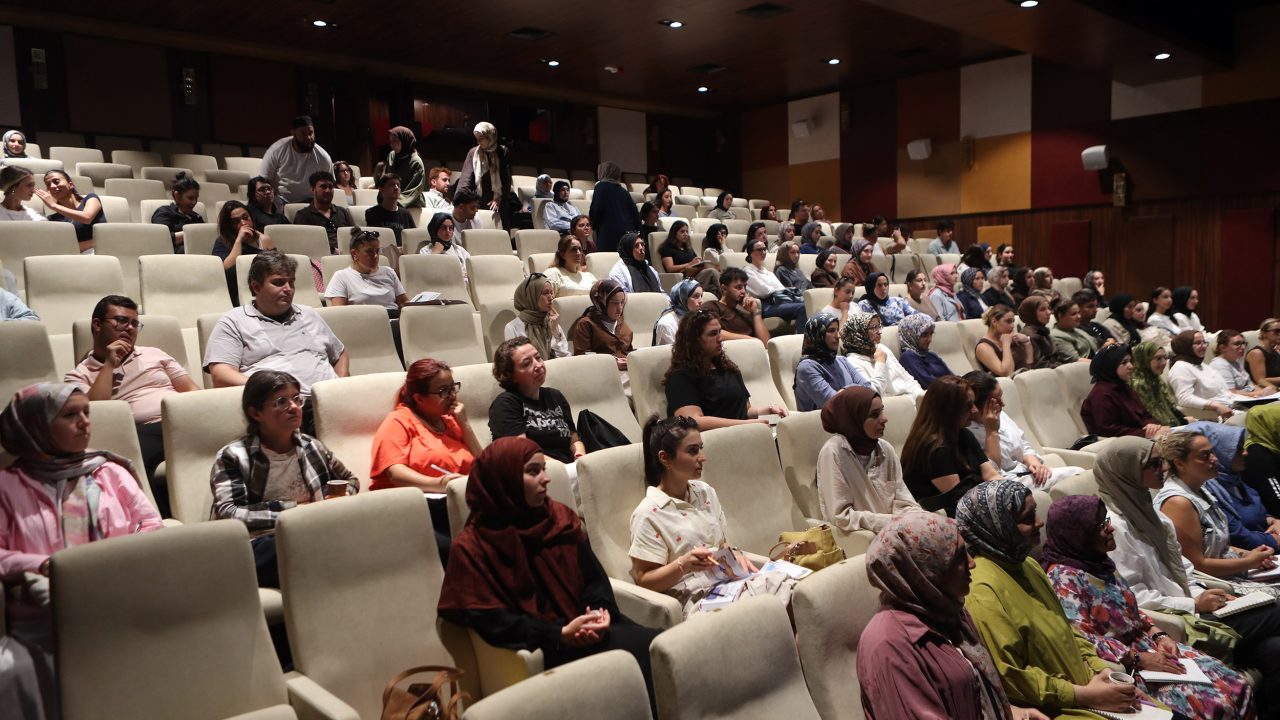 Büyükşehir’in KPSS adayları için destek programı AKM’de başladı