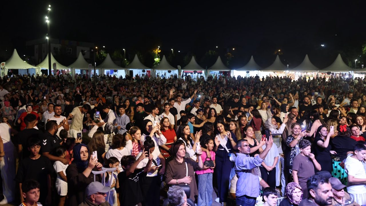 Millet Bahçesi’nde kültürlerin buluştuğu festival renkli finalle tamamlandı