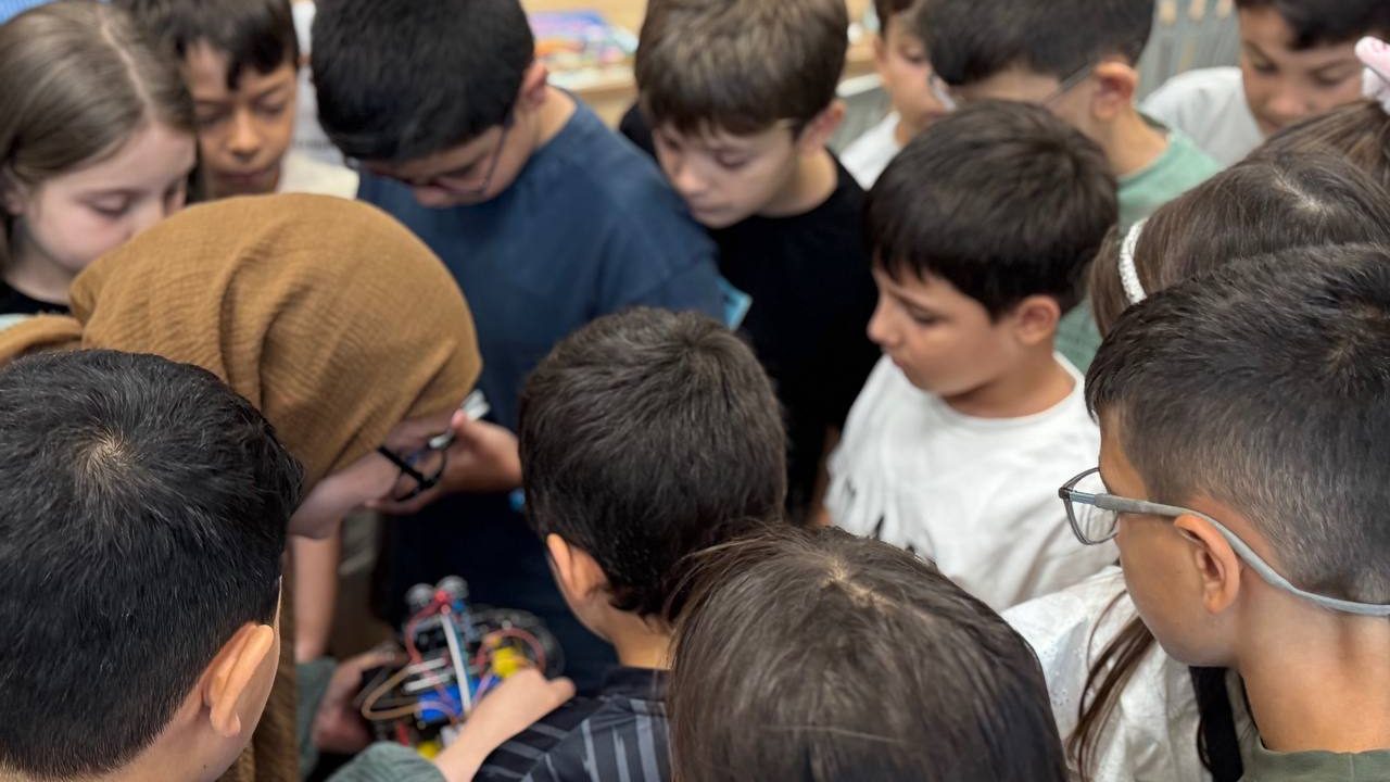 Genç Düşünürler bilimin renkli dünyasını keşfetti