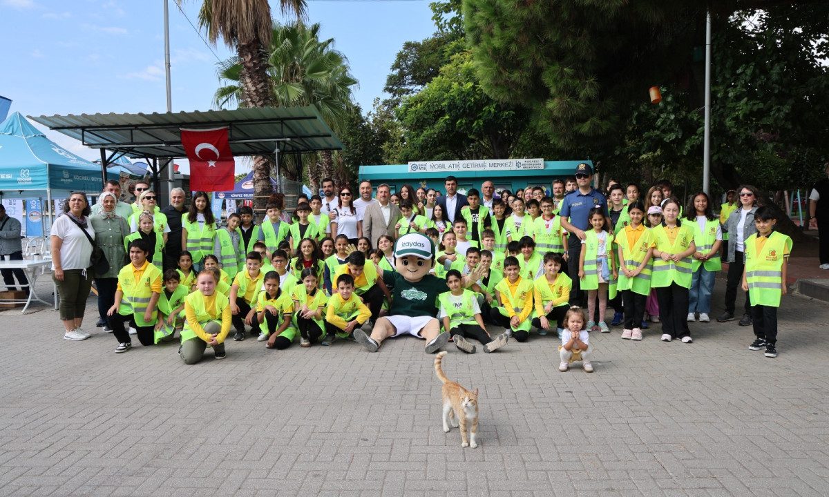 Körfez’de 1 ton atık toplandı