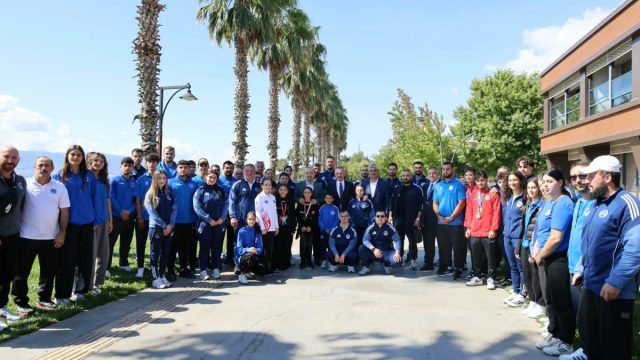 Başkan Büyükakın başarılı sporcularla buluştu