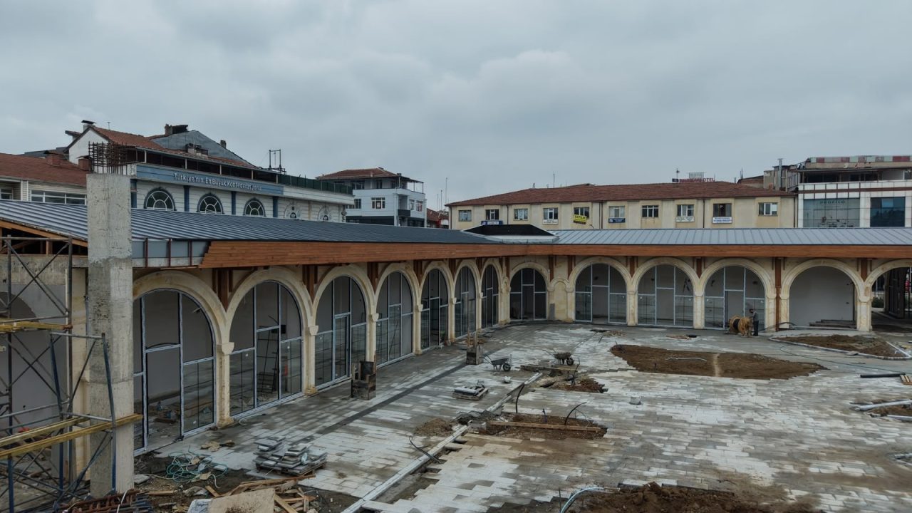 CEDİDİYE KENT MEYDANI’NDA DÖNÜŞÜM TAMAMLANIYOR