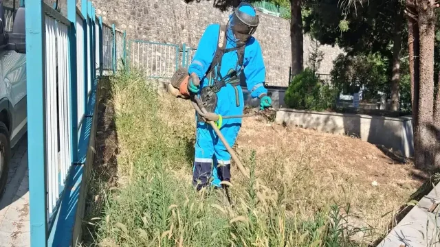 Kocaeli’de mezarlıklarda bakım çalışmaları sürüyor
