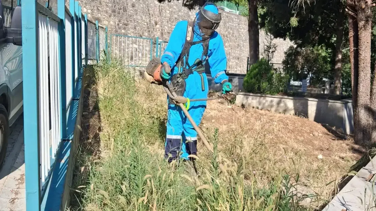Kocaeli’de mezarlıklarda bakım çalışmaları sürüyor