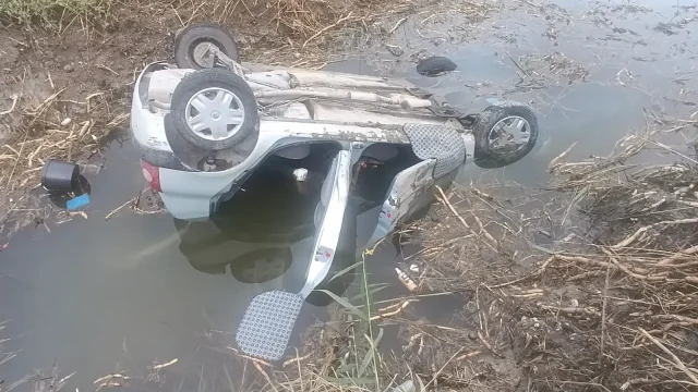 Hayvana çarpmamak için direksiyonu kırdı, sulama kanalına devrildi