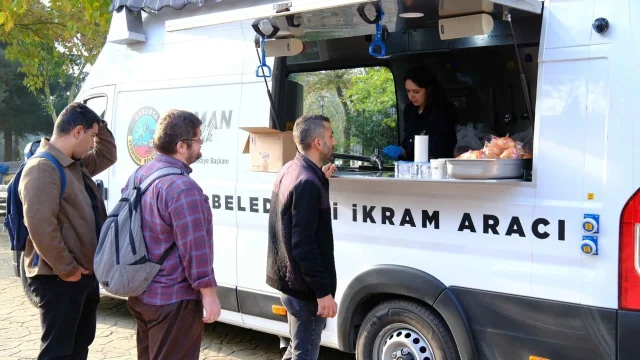 Serdivan’da üniversitelilere sıcak çorba ikramı