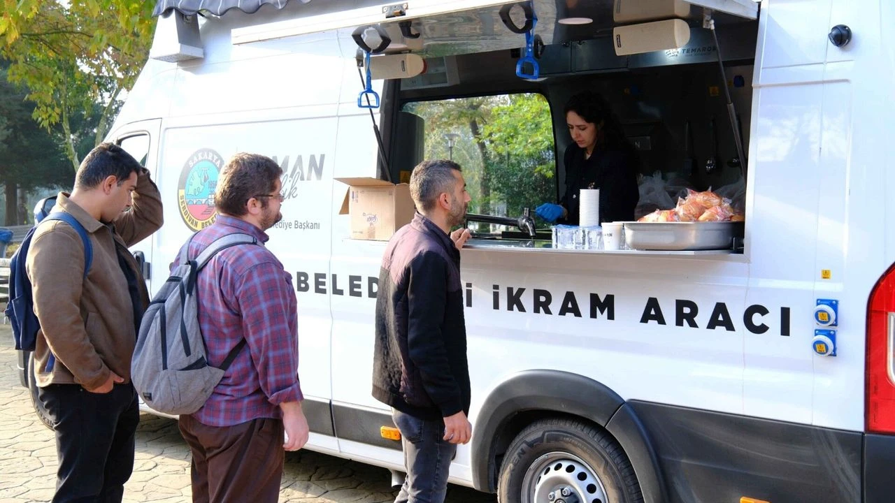 Serdivan’da üniversitelilere sıcak çorba ikramı