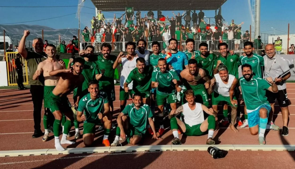 Sakaryaspor'dan Maraş'ta galibiyet pozu
