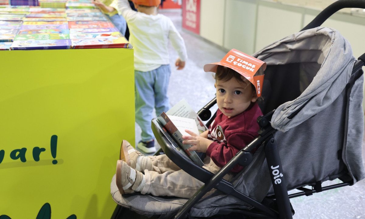 Minik eller bu fuarda ilk kitaplarını seçti
