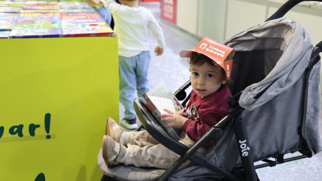 Minik eller bu fuarda ilk kitaplarını seçti