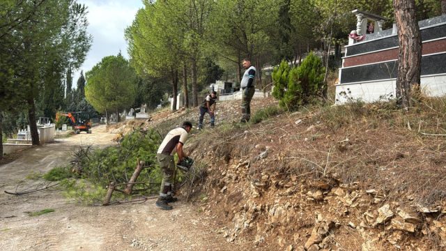 Gebze’deki mezarlıklarda yoğun mesai