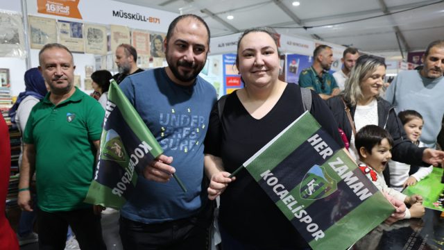 Kitap Fuarı’nda Yeşil-Siyah hediyeler