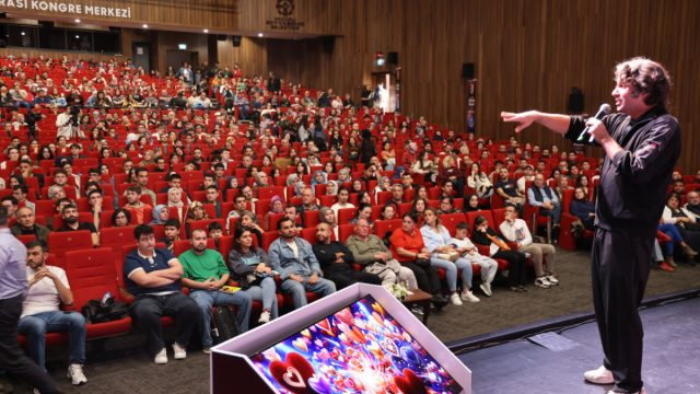 Özkara: Yapay zekâ inanılmaz bir kapı açıyor