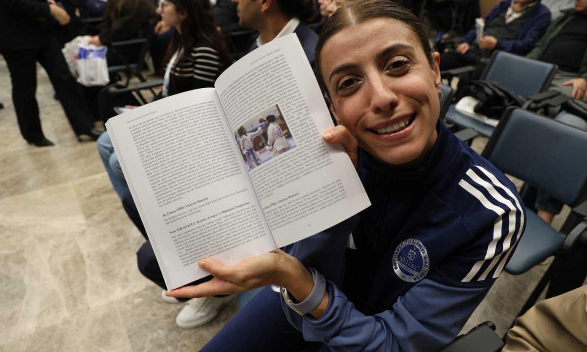 İrem, kitapların dünyasını işaret diliyle keşfetti