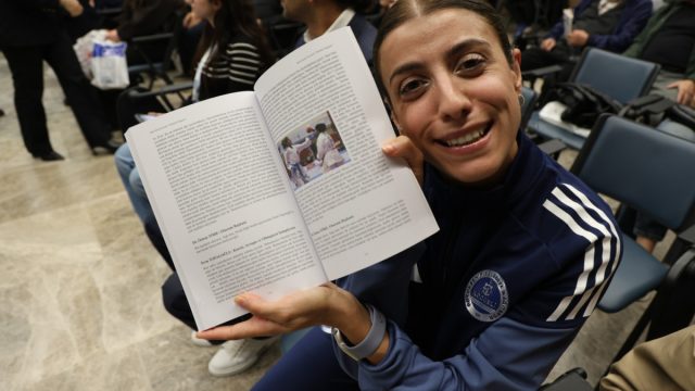 İrem, kitapların dünyasını işaret diliyle keşfetti